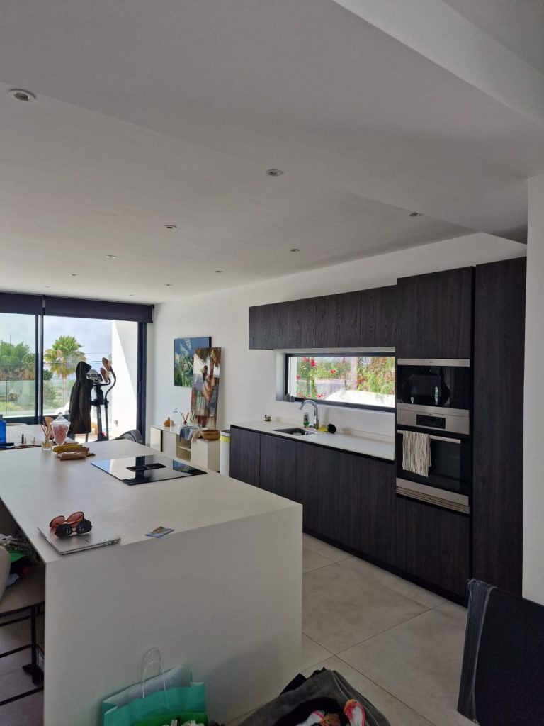 Cocina ardesia con isla blanco mate antihuella 