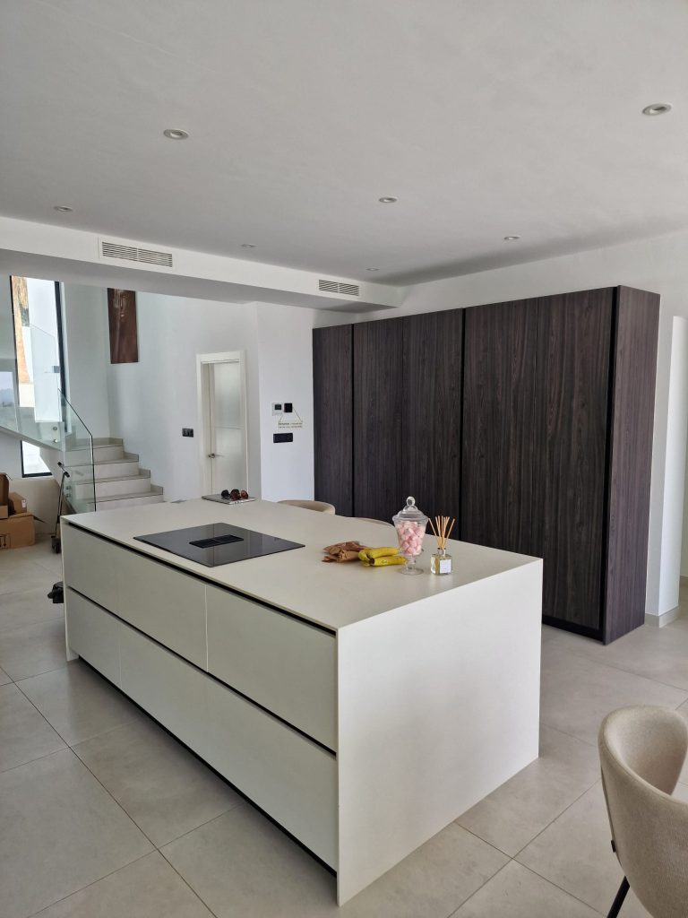 Cocina ardesia con isla blanco mate antihuella 