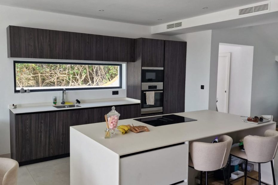 Cocina ardesia con isla blanco mate antihuella