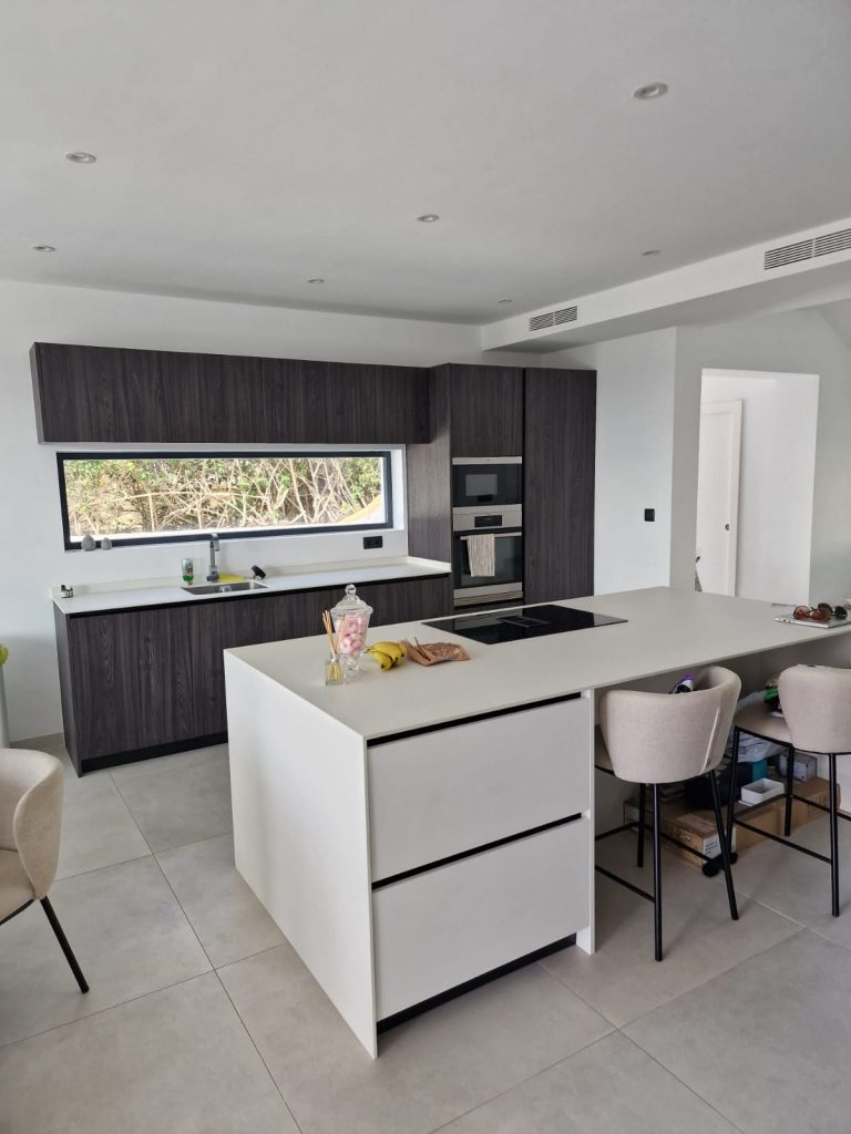 Cocina ardesia con isla blanco mate antihuella 