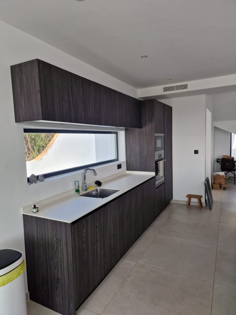 Cocina ardesia con isla blanco mate antihuella