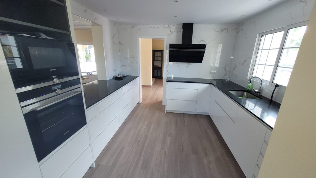 Cocina blanco brillo con tirador incorporado