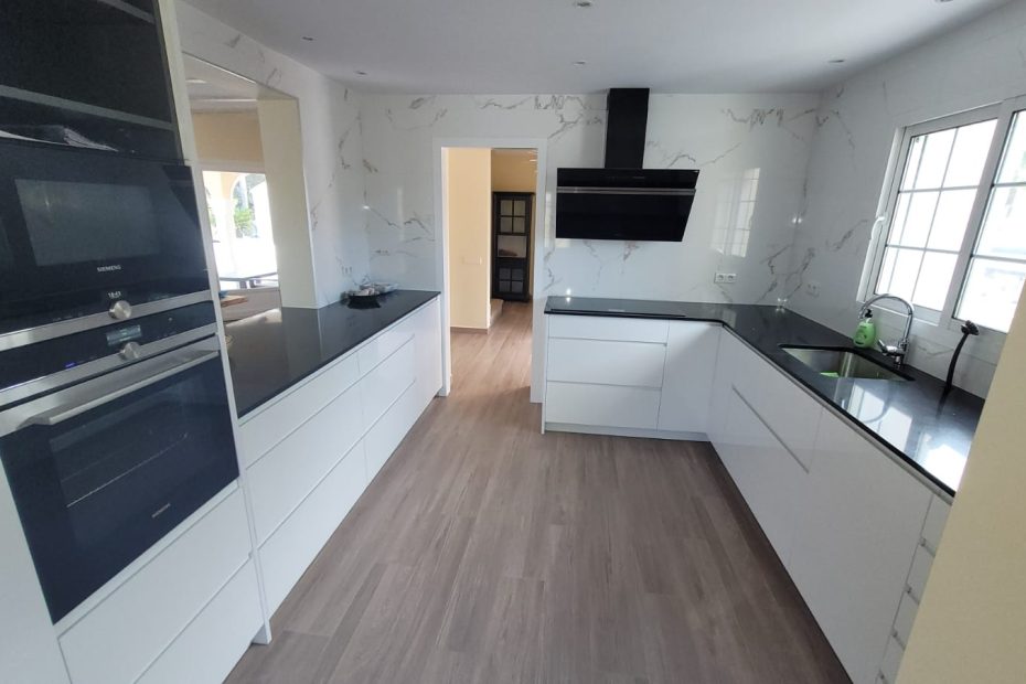 Cocina blanco brillo con tirador incorporado