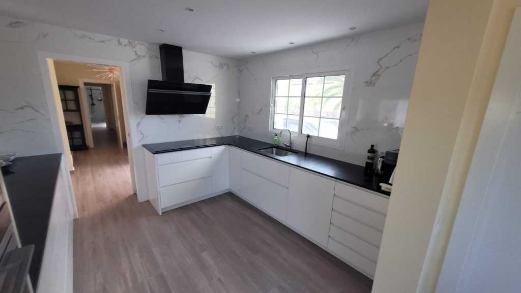 Cocina blanco brillo con tirador incorporado