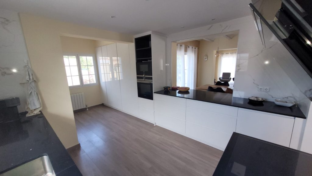 Cocina blanco brillo con tirador incorporado