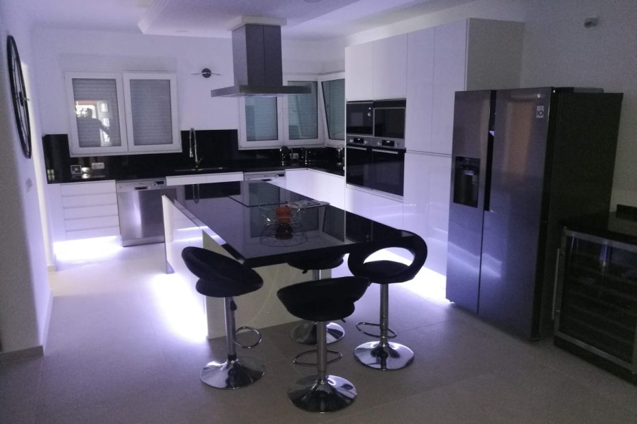 Cocina con isla suspendida efecto cascada