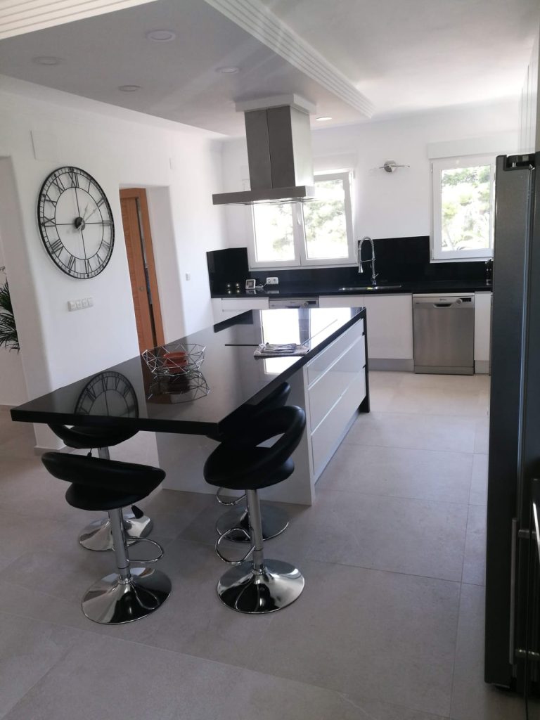 Cocina con isla suspendida efecto cascada