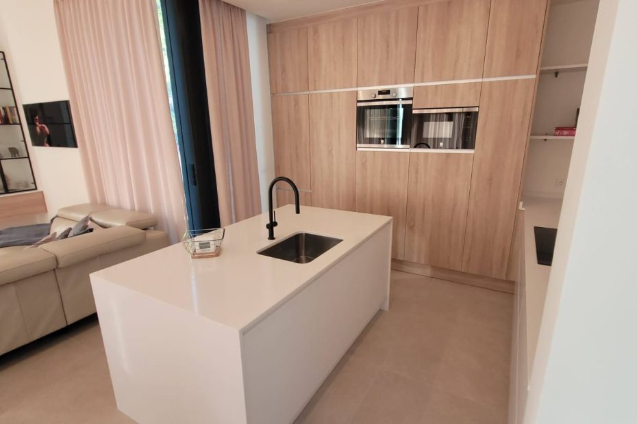 Cocina de diseño 2 colores roble bardolino natural con blanco polar