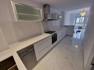 Cocina moderna blanca a medida en Denia