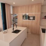 Cocina moderna a medida realizada por Carpintería Madermas en Denia