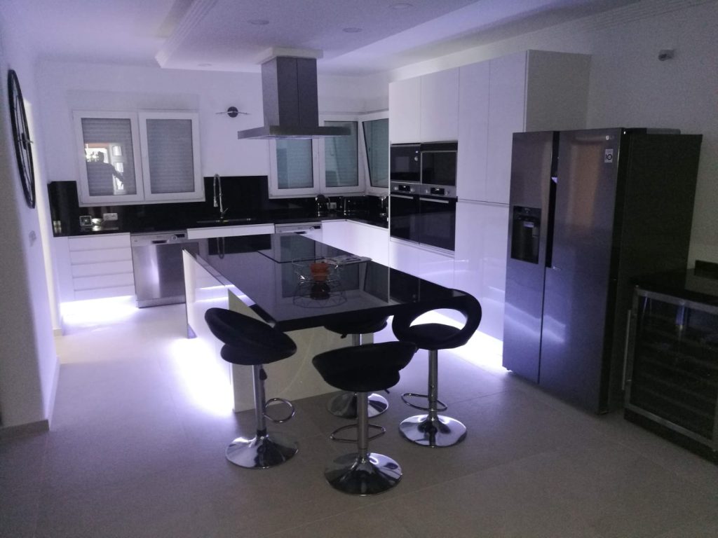Cocina moderna a medida realizada por Carpintería Madermas en Denia