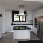 Cocina moderna a medida realizada por Carpintería Madermas en Denia