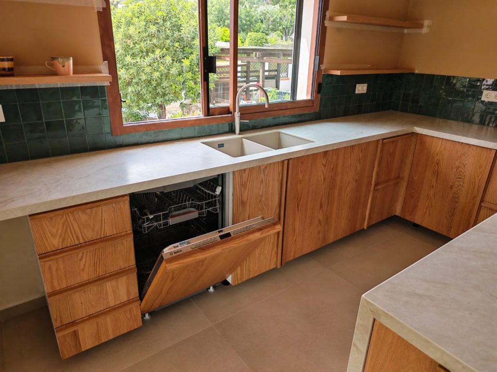 Cocina de madera natural a medida con encimera y zona de trabajo amplia