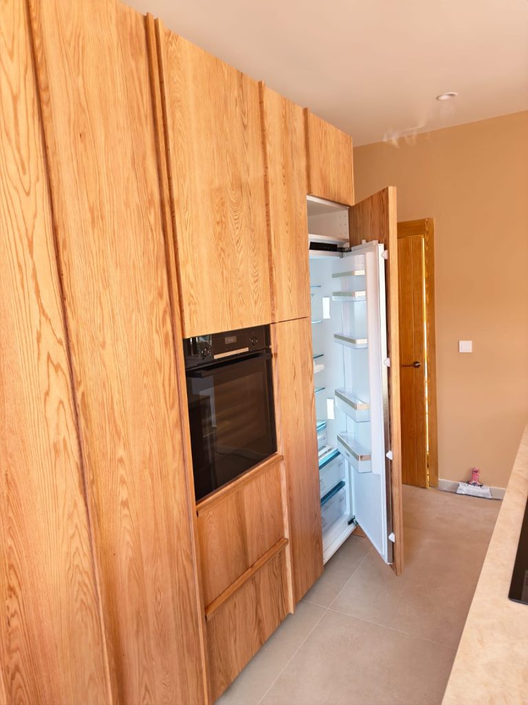 Mobiliario de cocina a medida en roble macizo natural con horno integrado