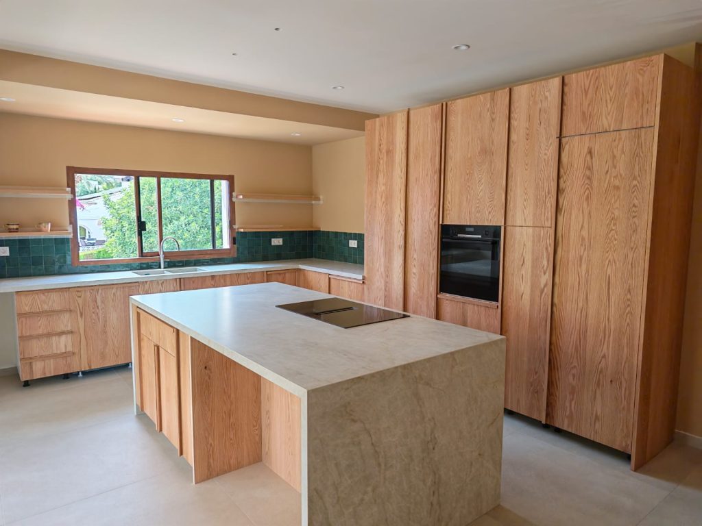 Encimera e isla central en cocina de diseño fabricada a medida