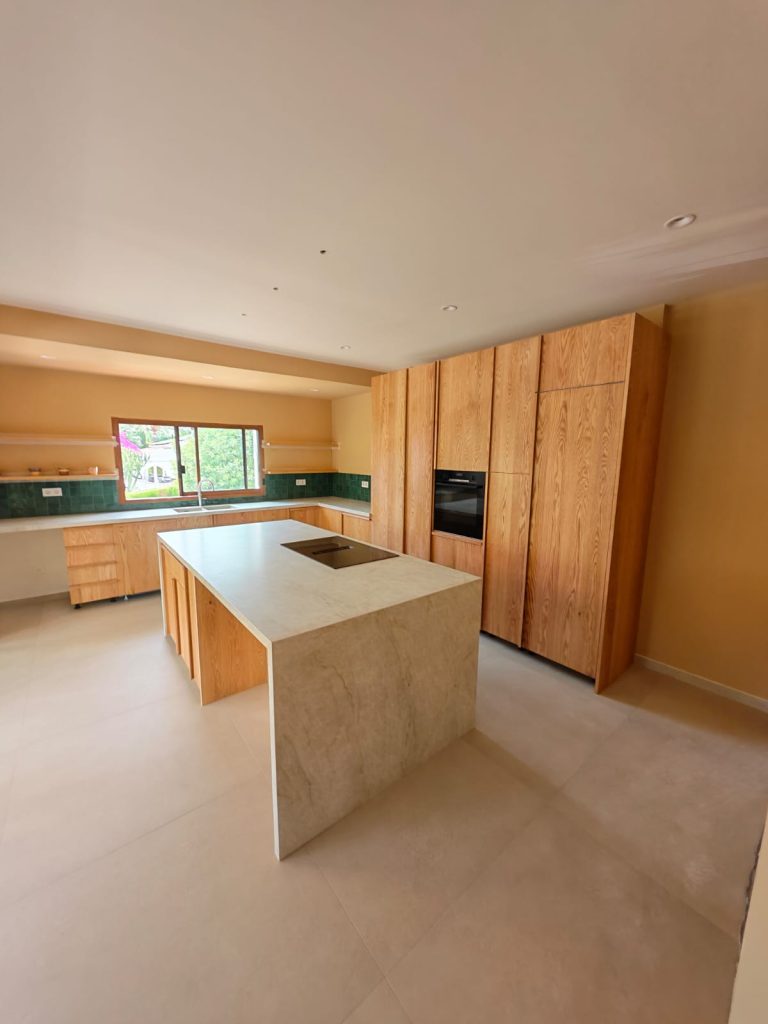 Encimera e isla central en cocina de diseño fabricada a medida
