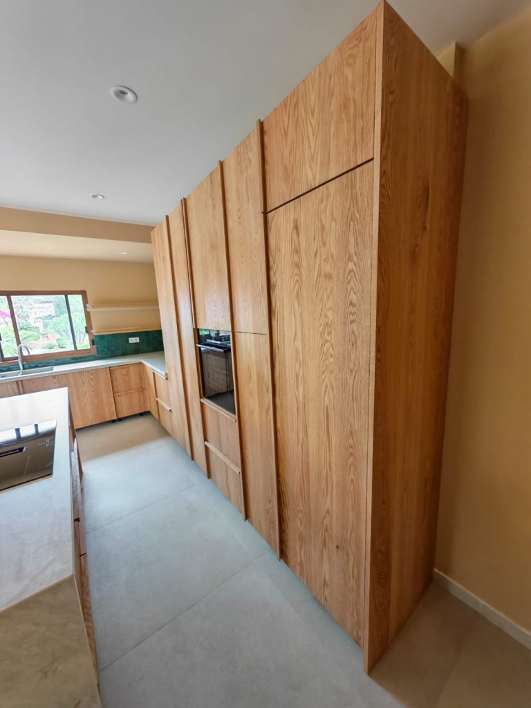 Mobiliario de cocina a medida en roble macizo natural con horno integrado