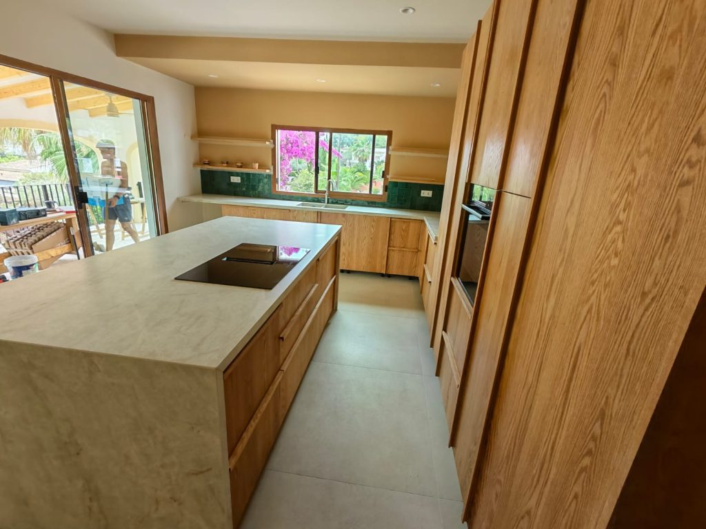 Proyecto de cocina a medida en Denia realizado por Carpintería Madermas