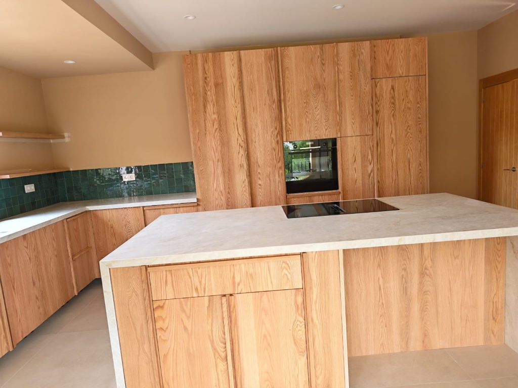 Isla central de cocina a medida en roble macizo natural en Denia